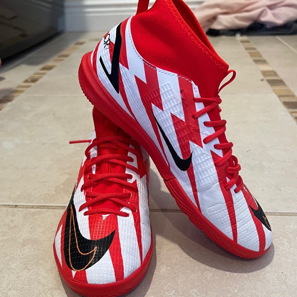 NIKE MERCURIAL SUPERFLY 8 ACADEMY CR7 IC GS 'CHILE RED' SIZE 5